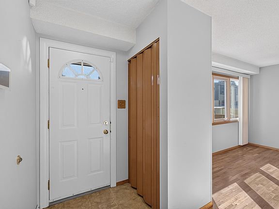 3rd image of 23 Willowdale Pl NW
