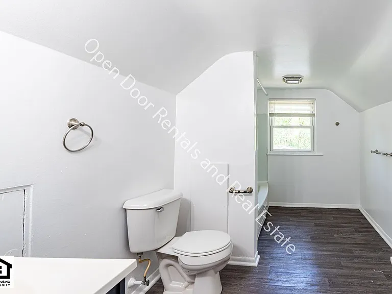 3112 Thompson Ave — Photo 8