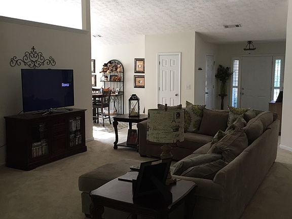 2nd image of 2406 Oakland Ln