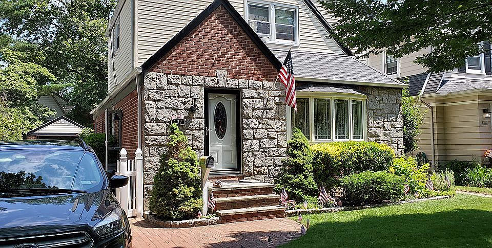 1st image of 107 Oak St