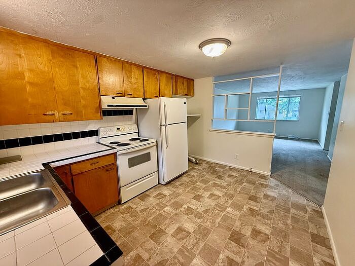 1st image of 1083 Winona Dr