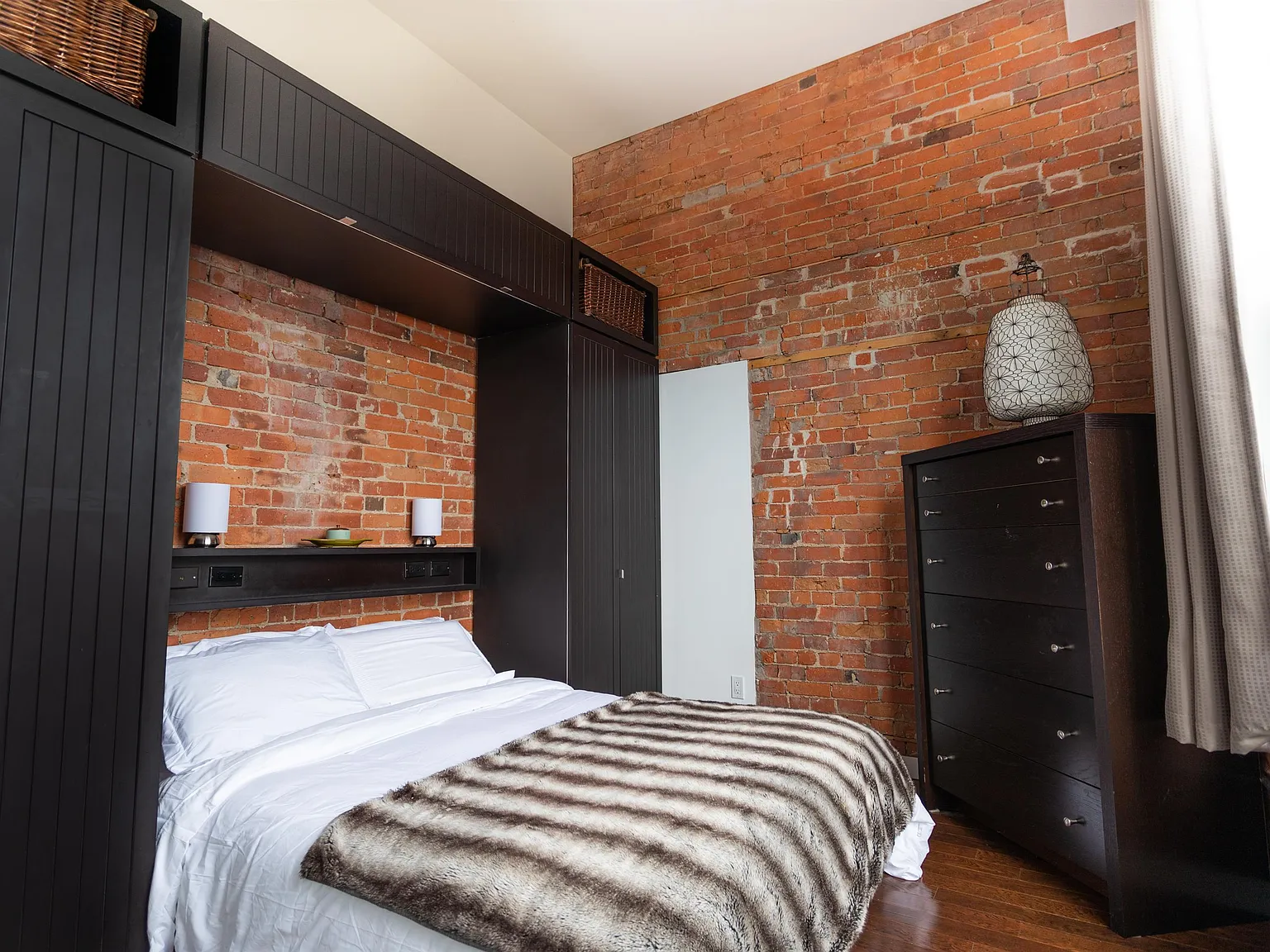 915 King 406 — Photo 3