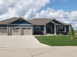 384 Sawgrass Trl, Sioux Center, IA 51250
