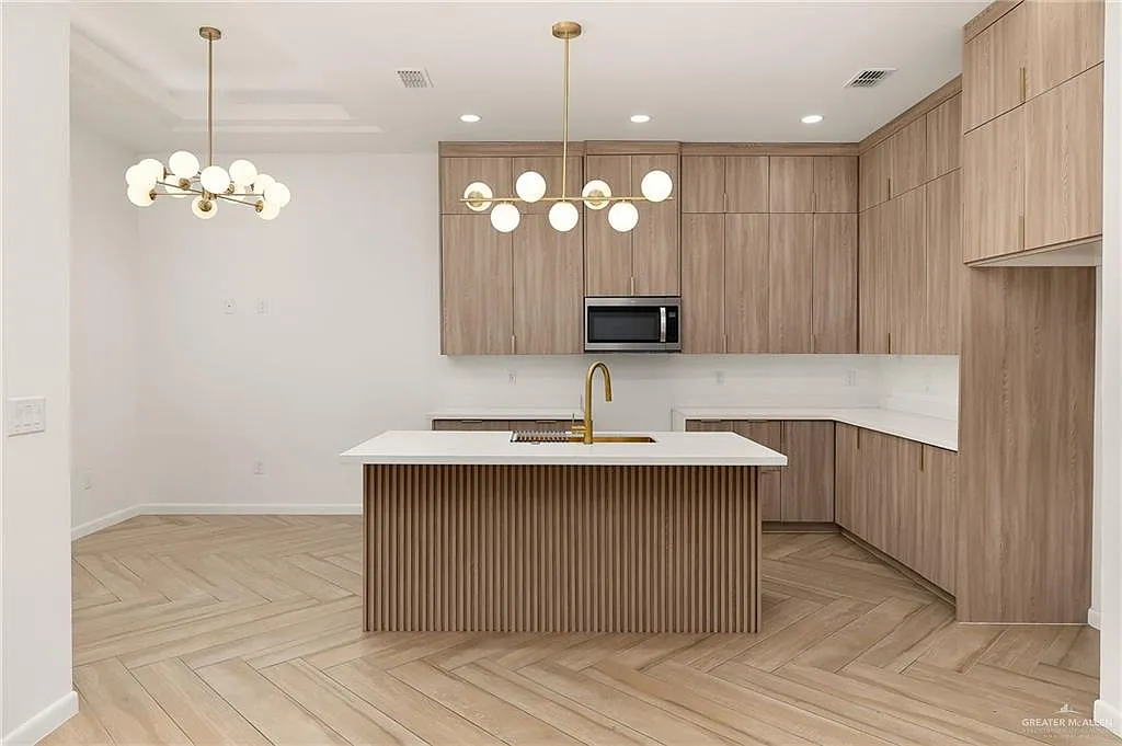 3 bed, 2.0 bath, 1419 sqft, $2,300 — Photo 4