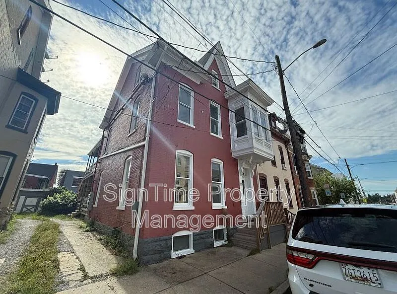 2 bed, 1.0 bath, 1150 sqft, $1,300 — Photo 2