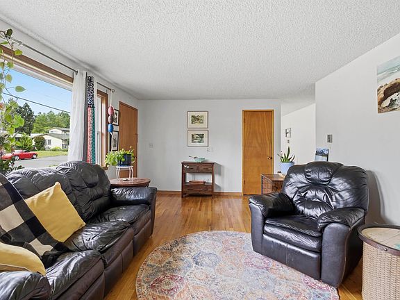 4th image of 1651 Hillcrest Dr