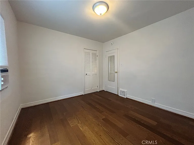 214 E Stocker St — Photo 21