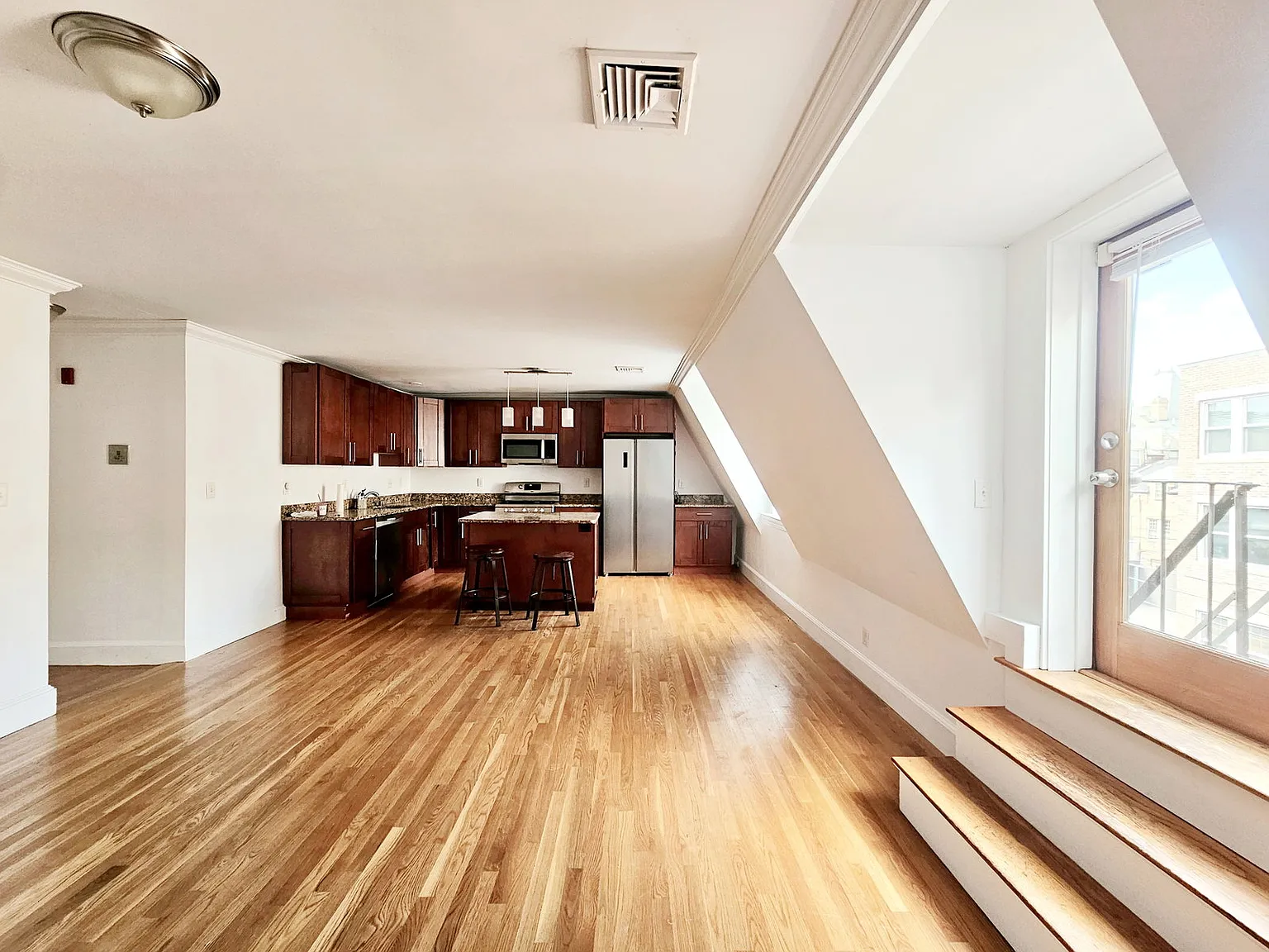 3 bed, 2.0 bath, 1600 sqft, $4,200 — Photo 3