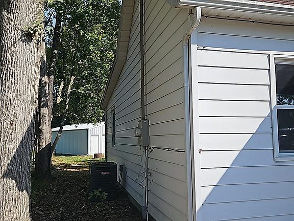 4th image of 306 E Gossett St