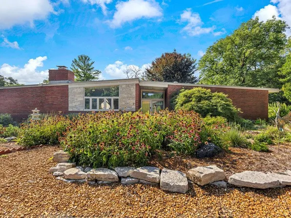 8 Perry Ln, Belleville, IL 62223