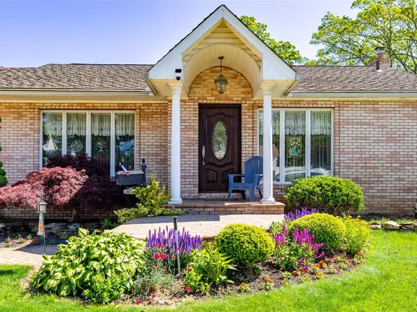 656 N Greene Avenue, Lindenhurst, NY 11757