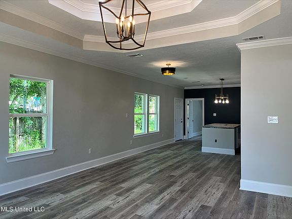 2nd image of 909 Old Towne St