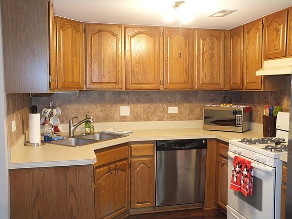 5th image of 15742 Chesterfield Ln