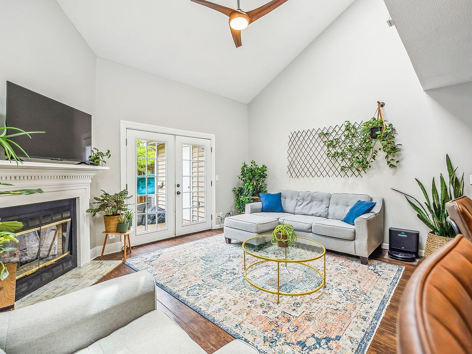 1st image of 327 Yorkshire Cir