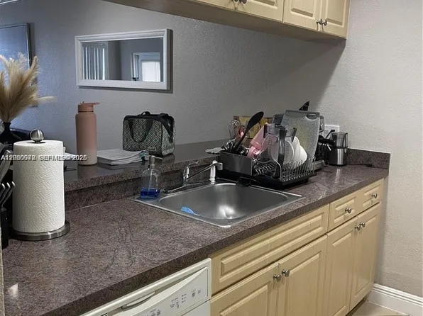 8100 Geneva Ct APT 446, Doral, FL 33166