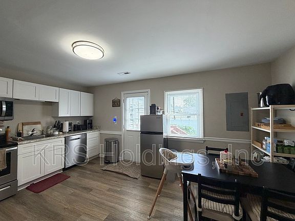 4th image of 60 Sycamore Ave
