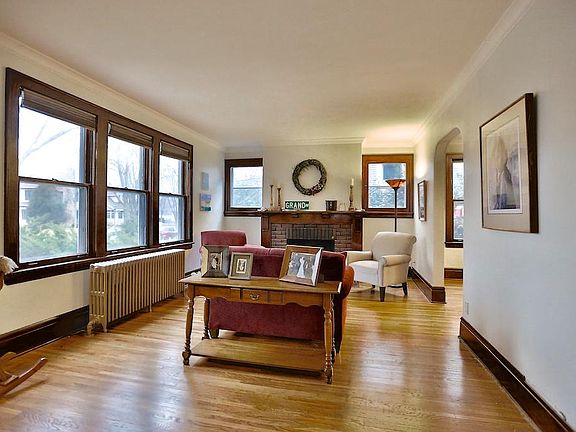 4th image of 1100 Hyacinth Ave E