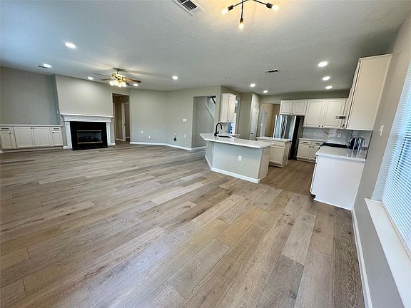 4th image of 16519 Village View Trl