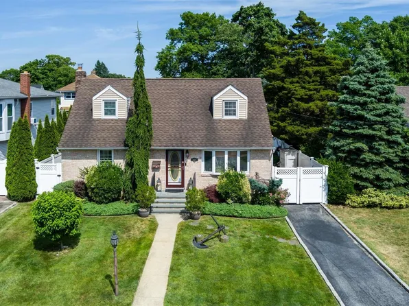 2207 Willow Street, Wantagh, NY 11793