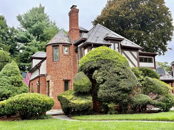 11 Andover Lane, Manhasset, NY 11030