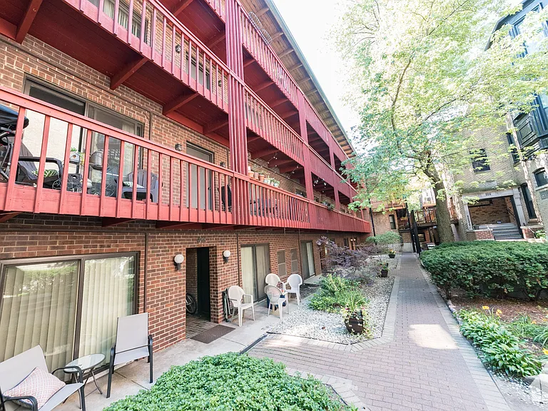 803 W Oakdale Ave #2 — Photo 5