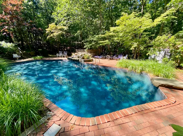 https://photos.zillowstatic.com/fp/f9271bdf28d96246ebcafdc322cf4130-p_e.webp