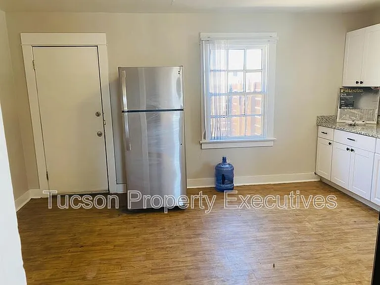 2632 N Stone Ave #9 — Photo 5