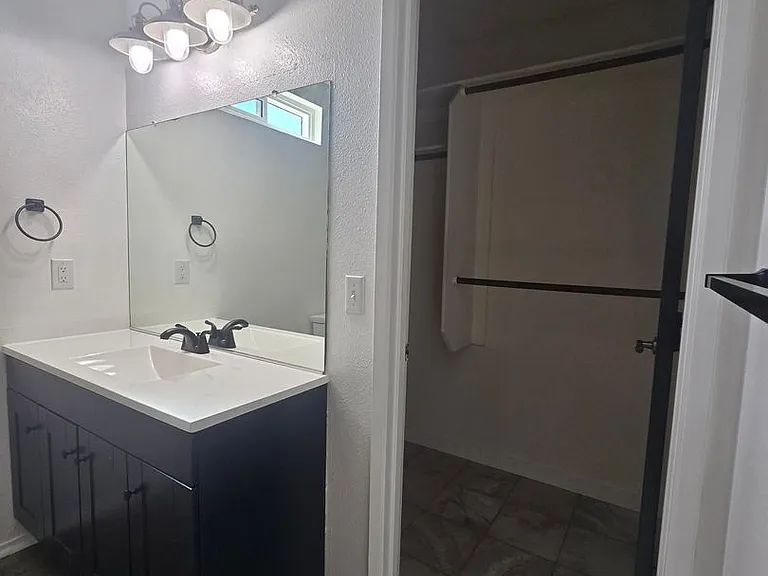 1012 Michelle Ct — Photo 10