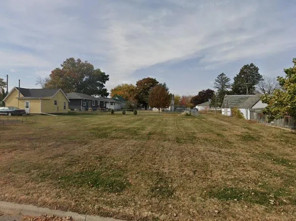 705 1st St, Grundy Center, IA 50638