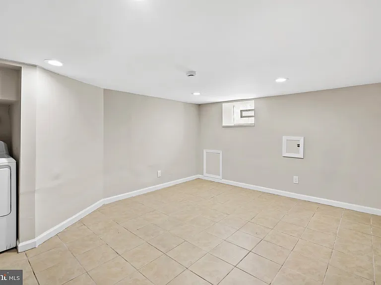 1833 Fontain St — Photo 23