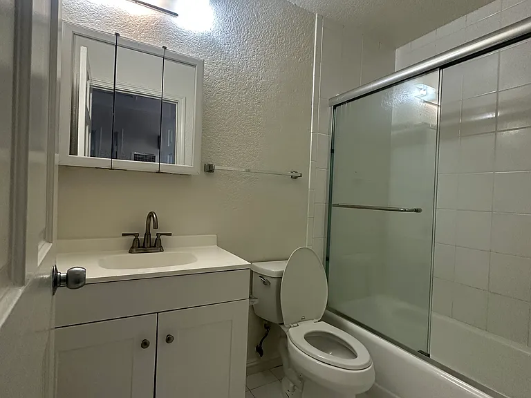137 E Harding Way #F — Photo 5