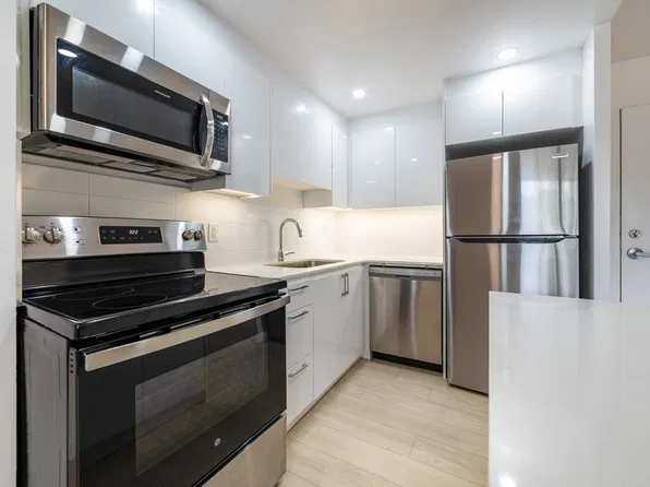 1015 Orchard Rd #406, Mississauga, ON L5E 2N8