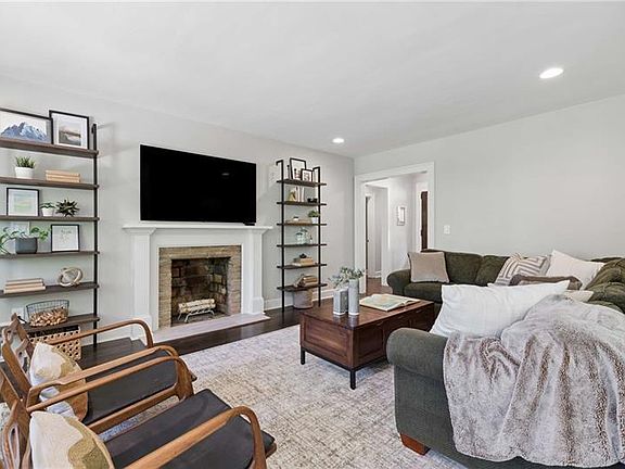 4th image of 2304 Pembrook Pl NE