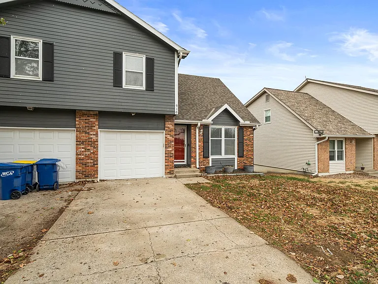 910 E Summit St — Photo 37