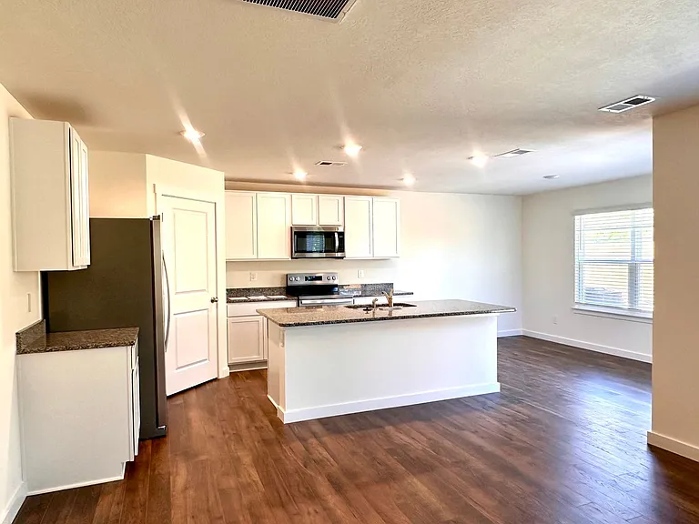 7033 Randleman Dr — Photo 2