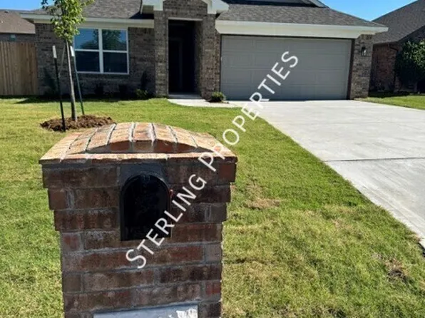 616 Kings Mnr, Moore, OK 73160