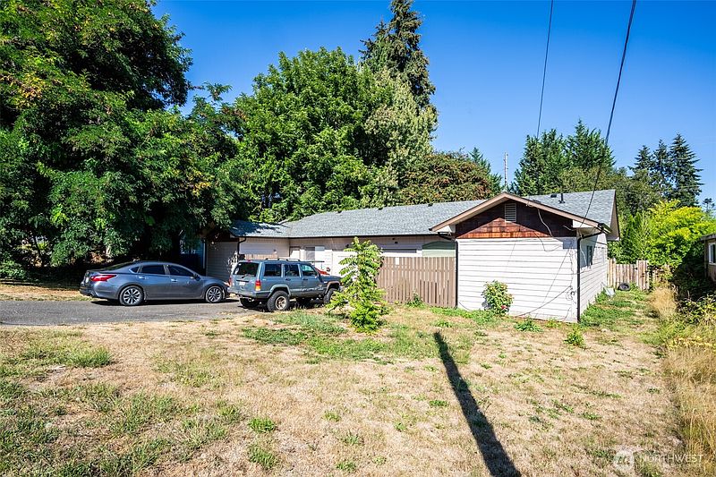 5th image of 1126 Puget Street NE
