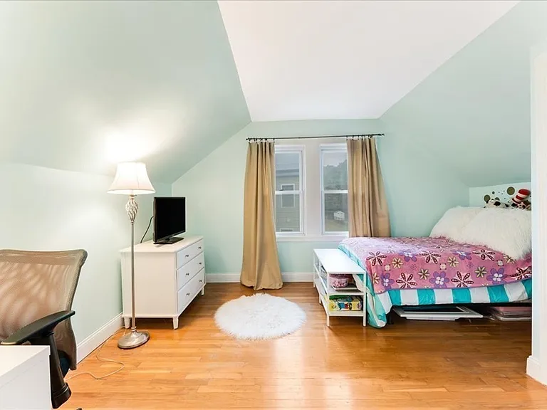 34 Julian Rd — Photo 9