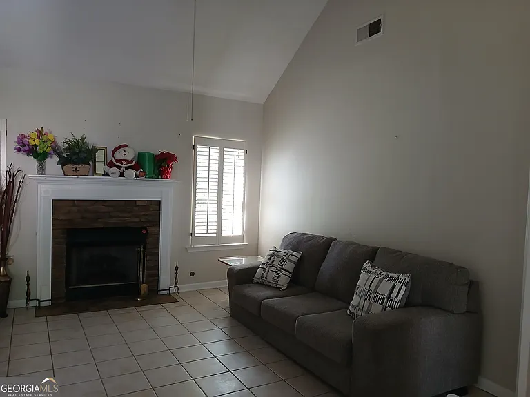 817 Ashton Pl — Photo 2