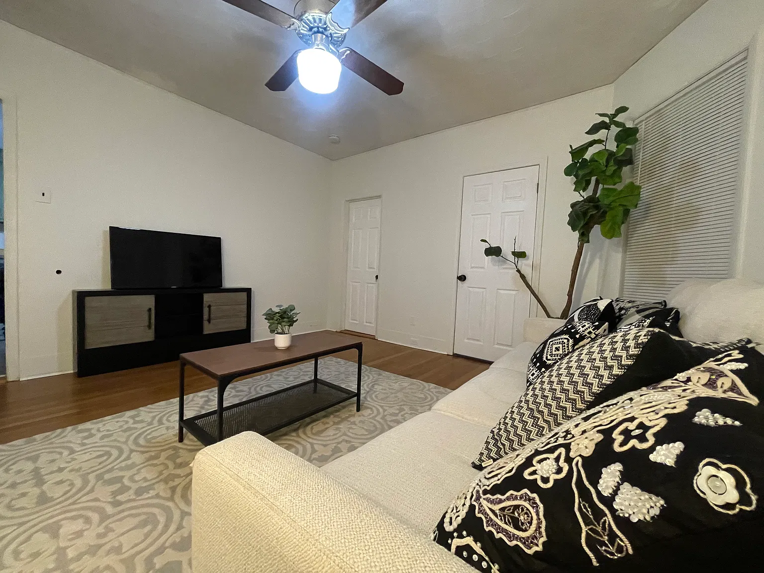 3 bed, 1000 sqft, $2,300 — Photo 3