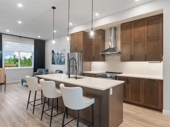 218 SW Les Jardins Park SE, Calgary, AB T2C 5V3