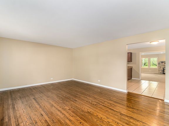 4th image of 16630 Beverly Ave
