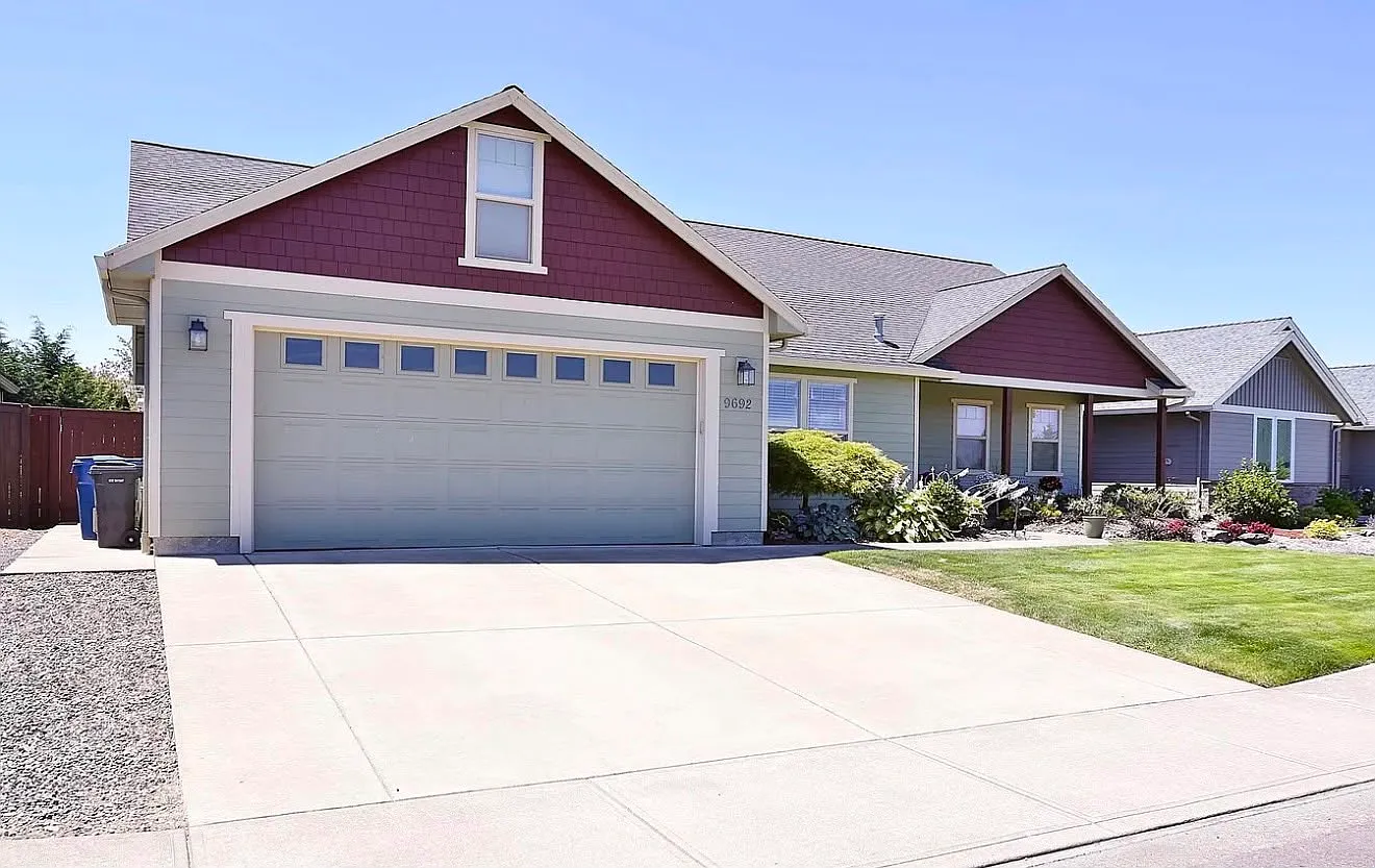 3 bed, 2.5 bath, 2576 sqft, $3,250 — Photo 1