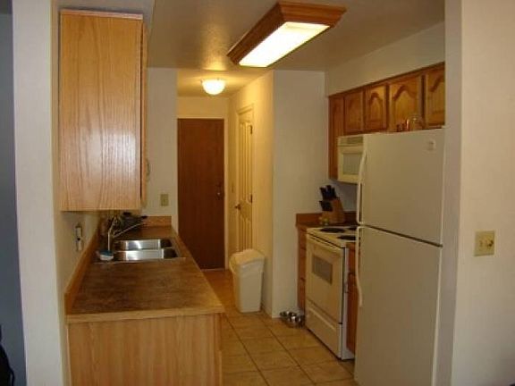 Good size kitchen with plenty of storage.