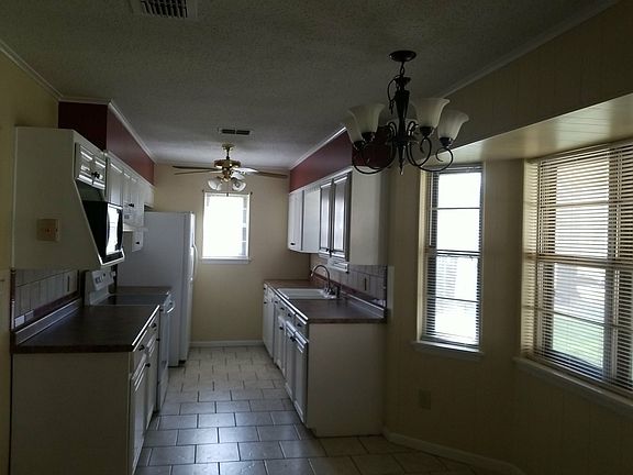 3rd image of 918 Villa Ln