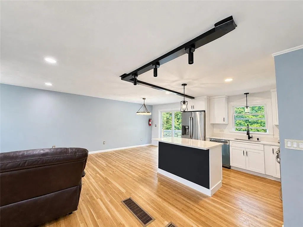 4 bed, 2100 sqft, $3,500 — Photo 2