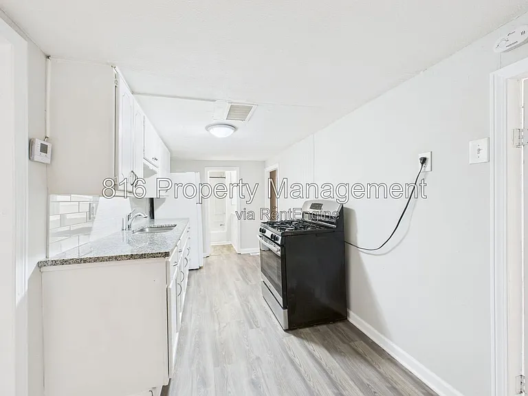 126 S Village Ter — Photo 8