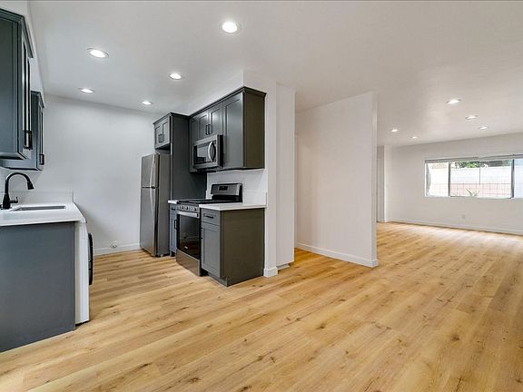3rd image of 1256 W Gardena Blvd Unit 2