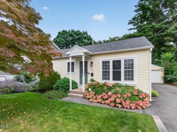 9 Cottonwood Place, Albany, NY 12205