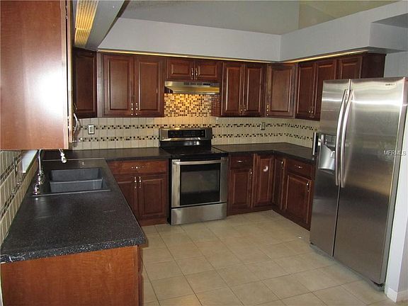 5th image of 611 Fisher Ct